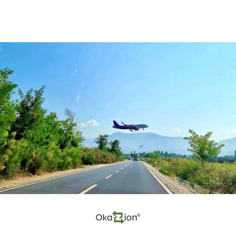Toke per shitje prane Aeroportit.