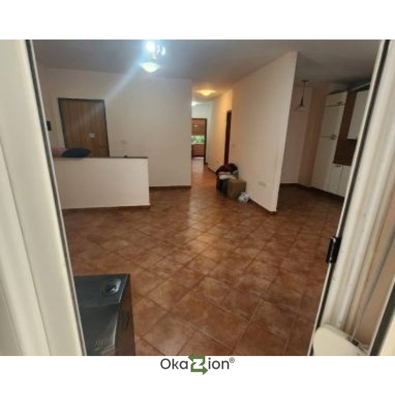 Shitet apartament 3+1+2+Verande tek Komuna e Parisit.