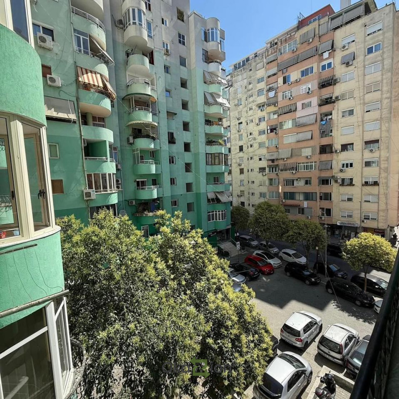 Shitet Apartament - Pallatet e Arabit prane Qendres Kristal