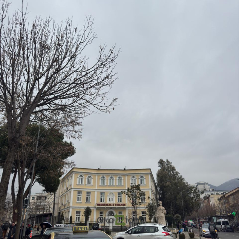 Apartament 1+1 me kuzhine me vete me qera prane Medresese